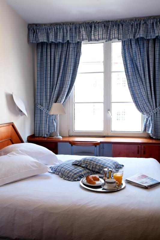 Cosy Double Room with Cathedral View image 4