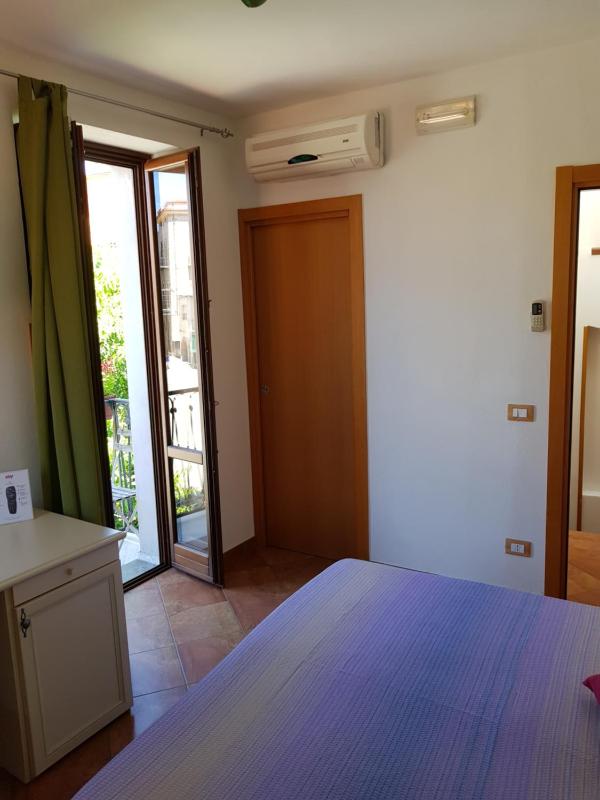 Double Room image 4