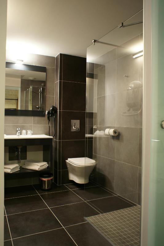 Twin Room with Garden View image 2