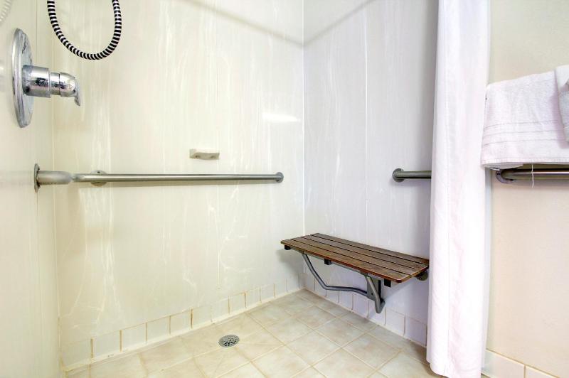 Queen Room - Mobility Access/Non-Smoking image 3