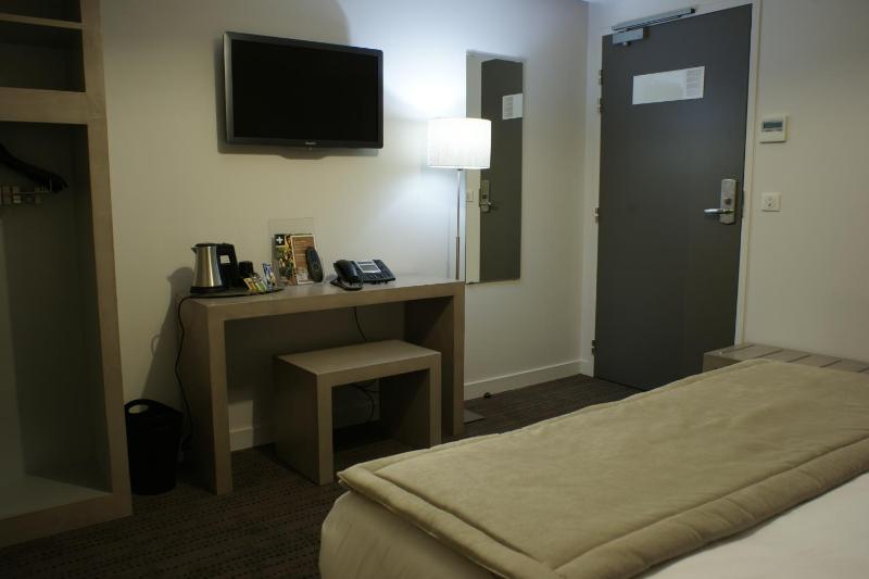 Twin Room with Garden View image 3