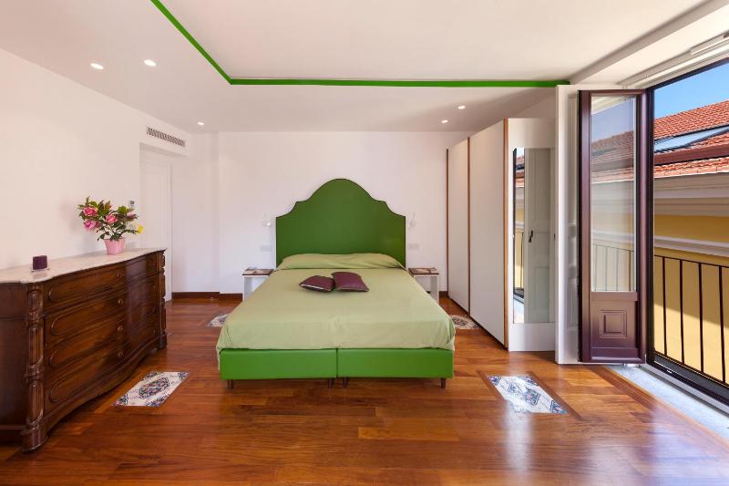 Classic Quadruple Room with Terrace image 3