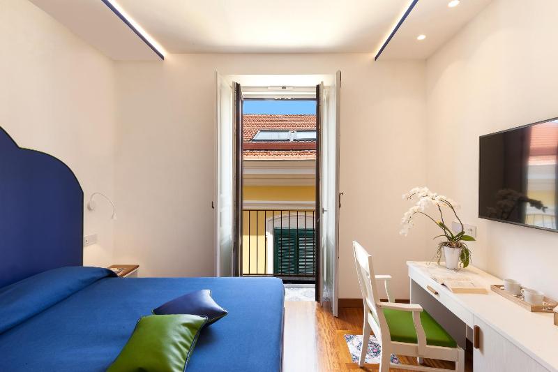 Classic Quadruple Room image 4
