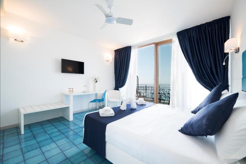 Deluxe Double or Twin Room with Sea View image 4
