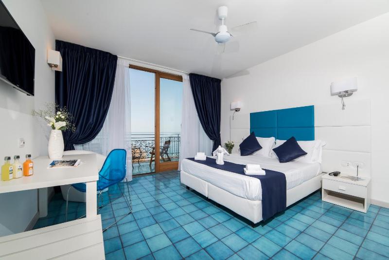 Deluxe Double or Twin Room with Sea View image 3