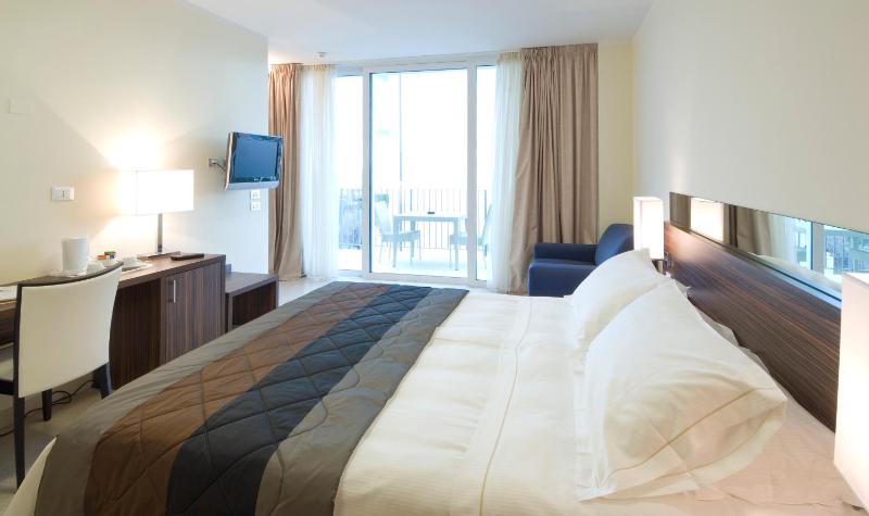 Superior Queen Room with Balcony image 4