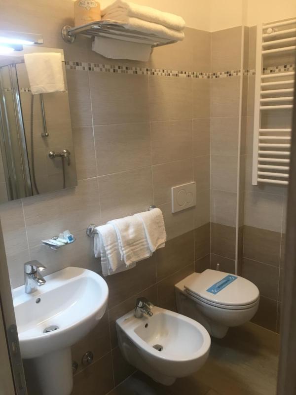 Standard Double Room image 3