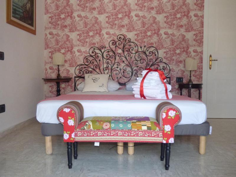 Superior King Room image 3