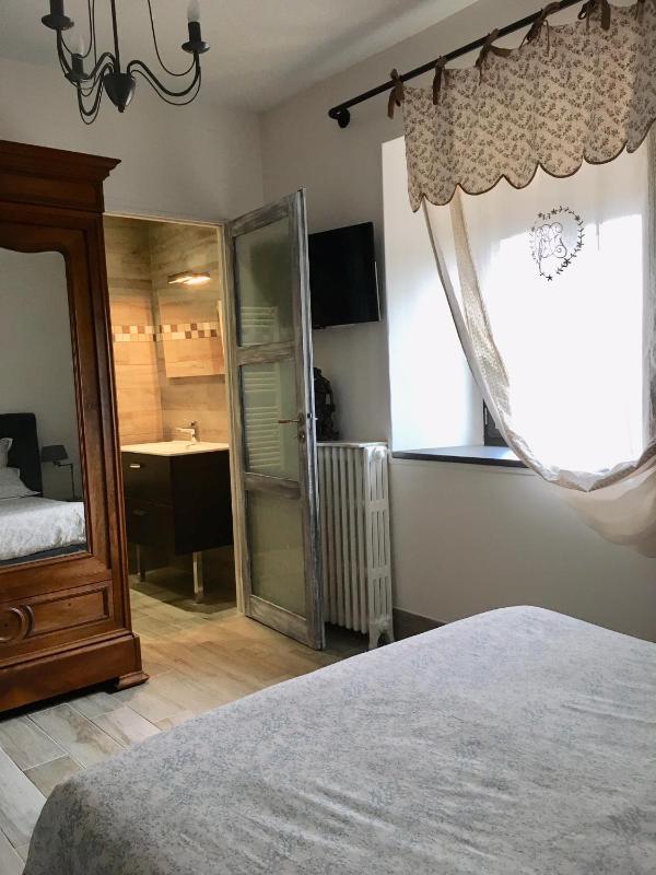 Deluxe Double Room with Shower image 4