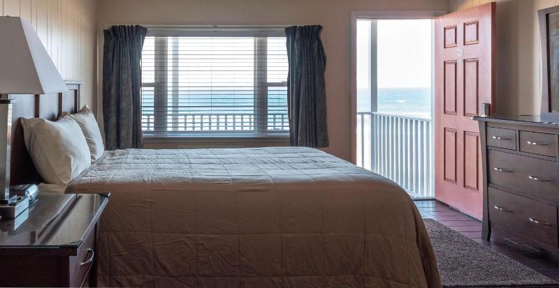 Queen Room with Two Queen Beds and Ocean View image 2