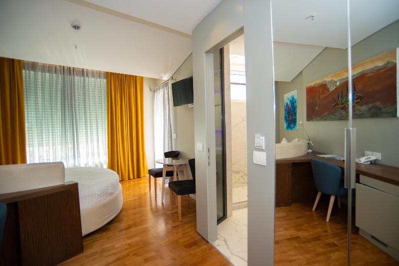 Deluxe Double Room image 2