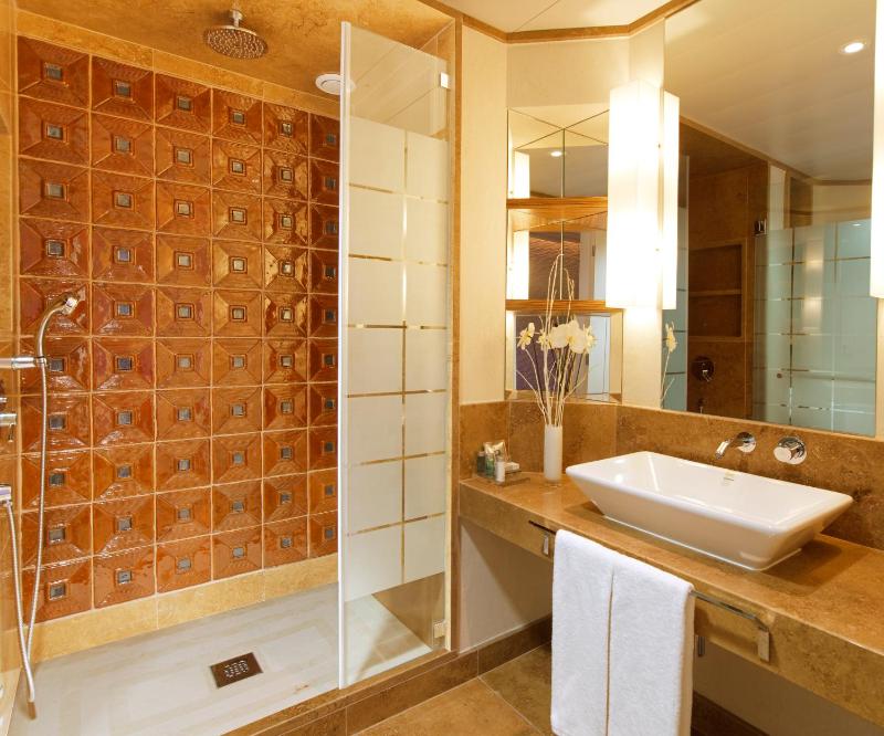 Suite with Sea View image 4