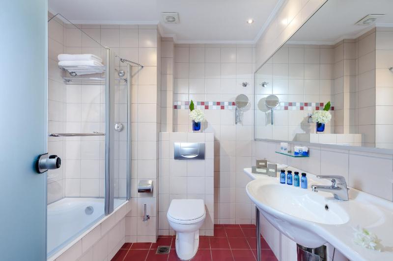 2 Double Rooms with Interconnecting Door image 2