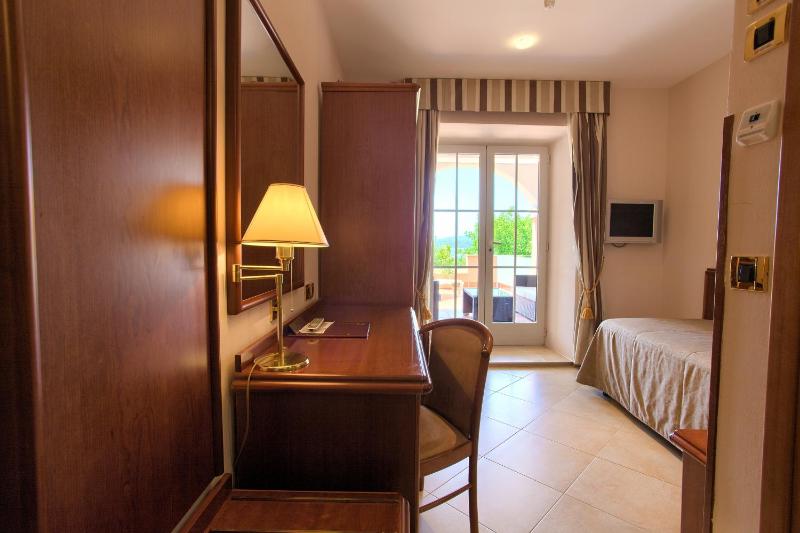 Single Room image 3