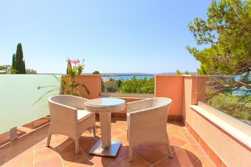 Double Room with Terrace and Sea View   image 4