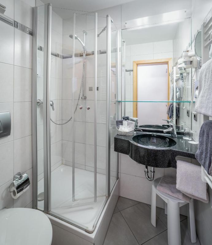 Luxury Single Room image 3