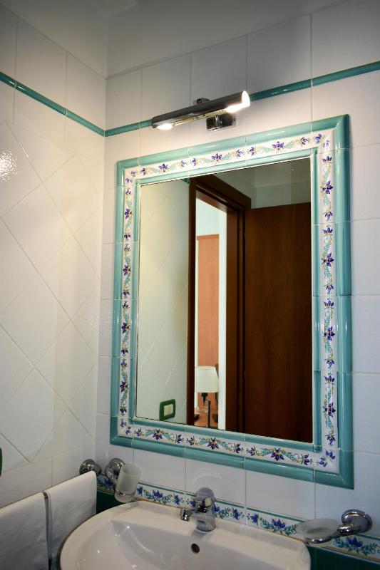 Double Room with Balcony and Sea View image 3