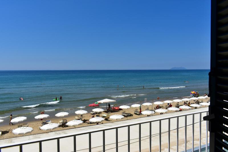 Double Room with Balcony and Sea View image 4