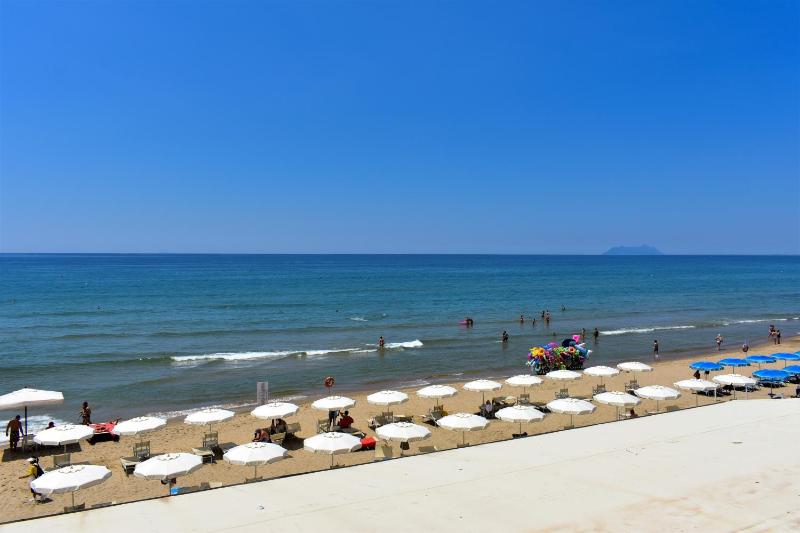 Triple Room with Sea View image 2