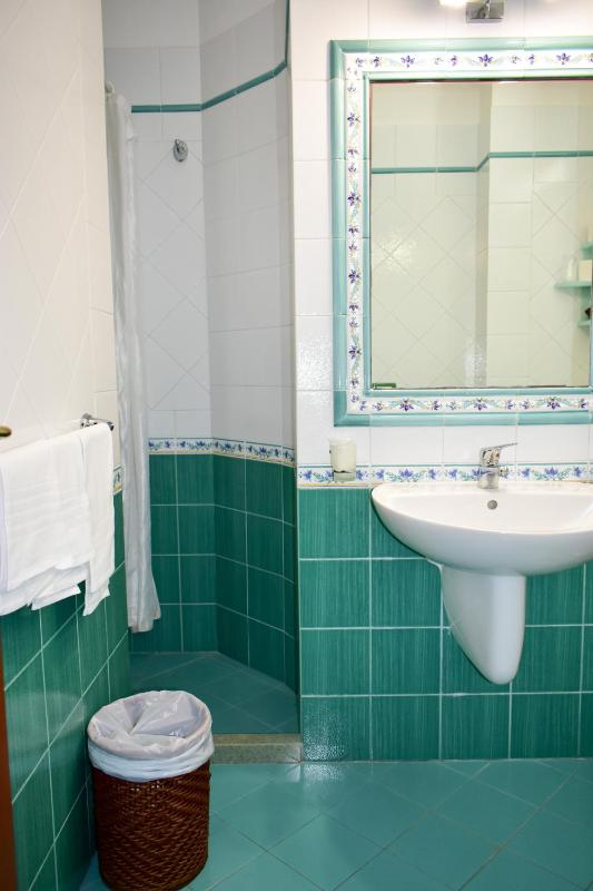 Triple Room with Sea View image 3