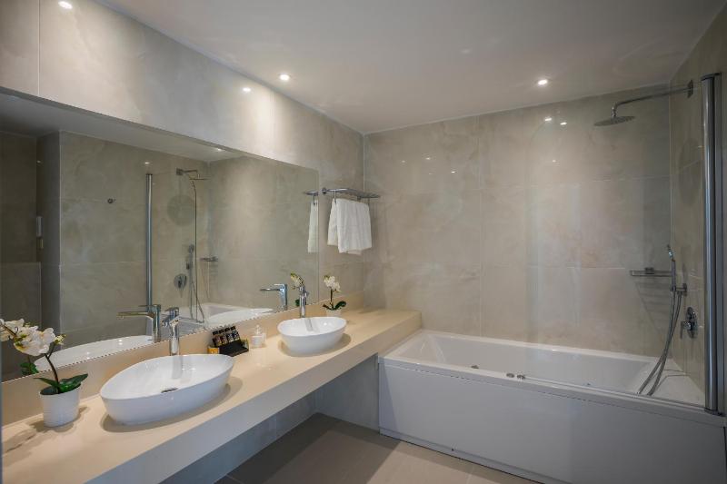Family Suite with Sea View image 3