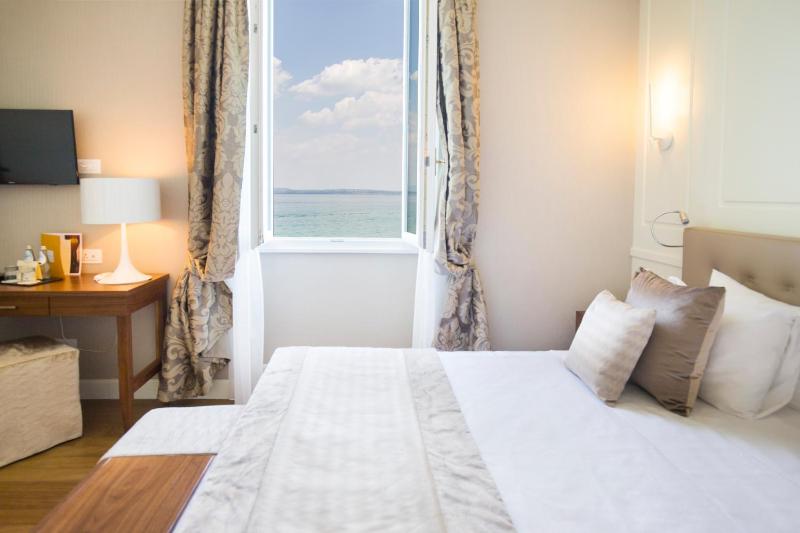 Junior Suite with Balcony and Lake View image 1