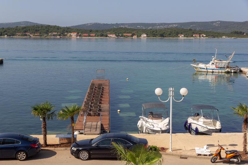 Deluxe Double Room with King size bed sea view image 2