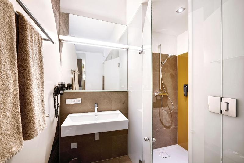 Standard Double Room image 3