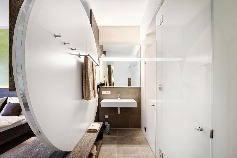 Standard Double Room image 4