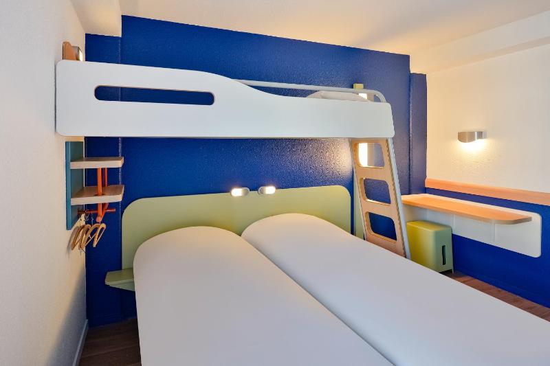 Superior Triple Room image 3