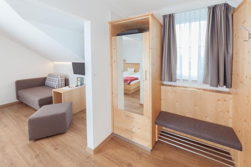 Deluxe Double Room with Balcony image 3