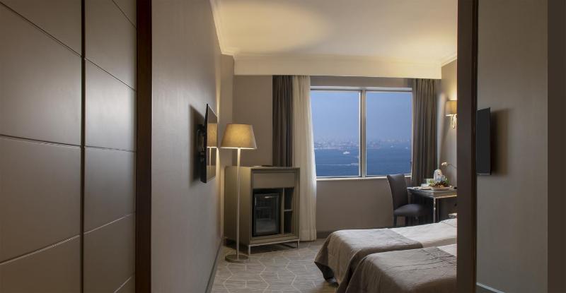 Superior Double or Twin Room with Bosphorus View image 3