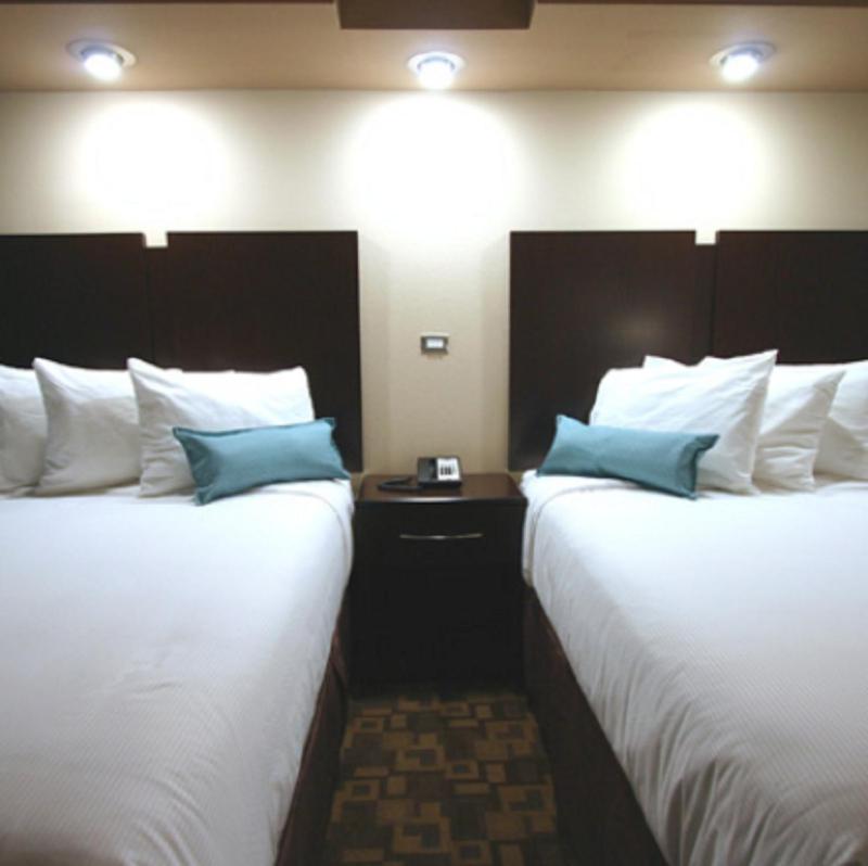 Queen Room with Two Queen Beds image 4