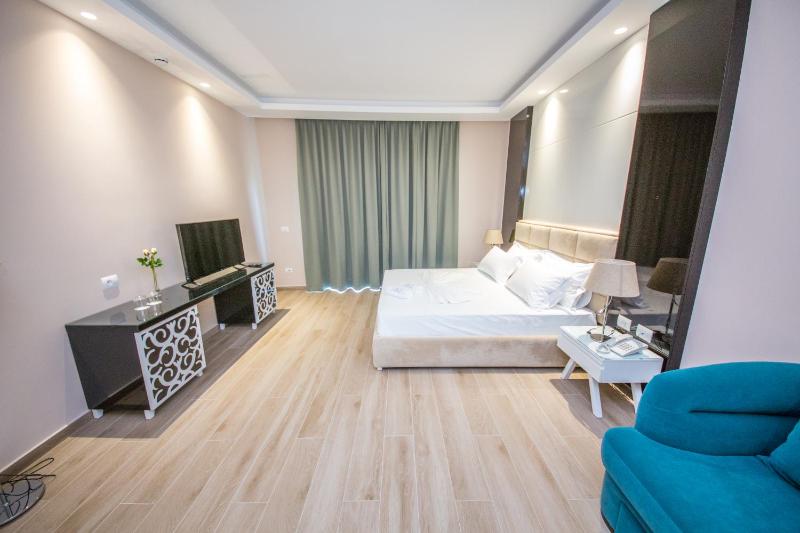 Deluxe Triple Room with Balcony - Ground Floor image 1