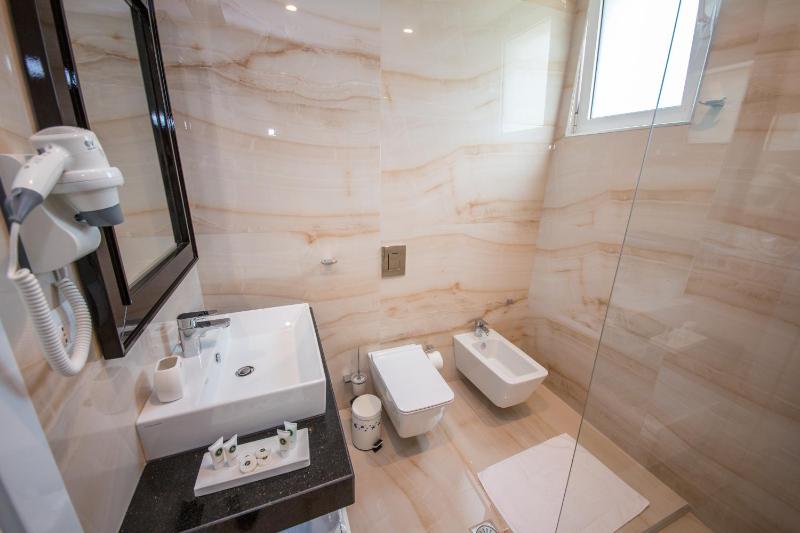Deluxe Suite with Balcony and Side Sea View image 2