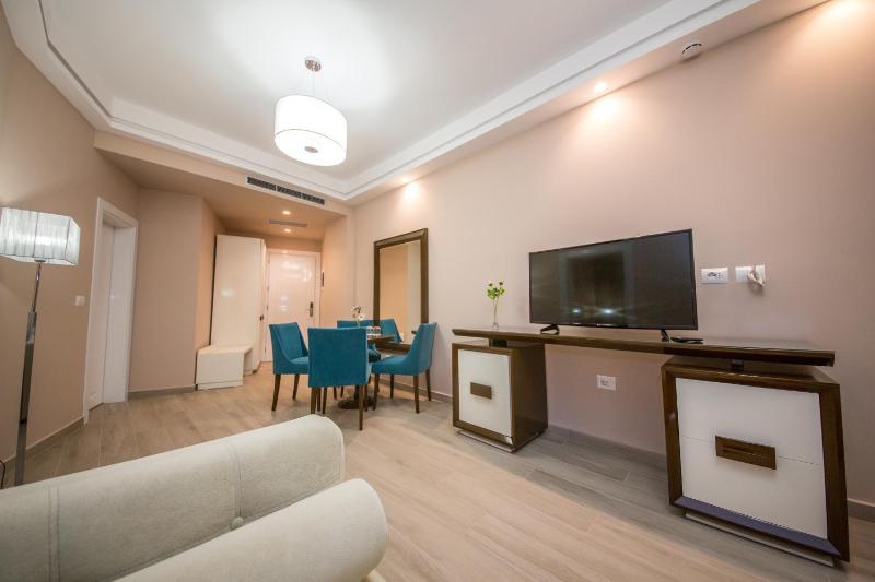 Deluxe Suite with Balcony and Side Sea View image 3