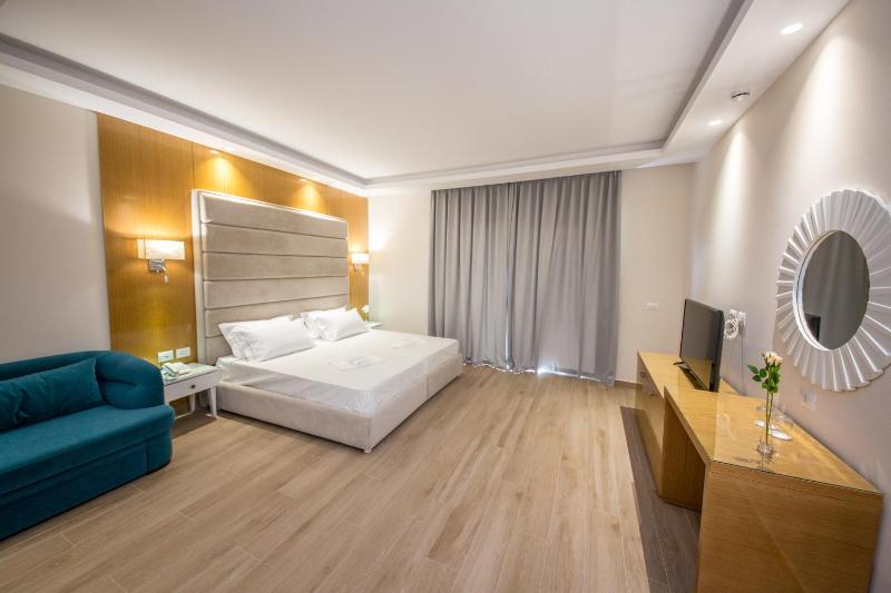 Deluxe Triple Room with Balcony - Ground Floor image 3