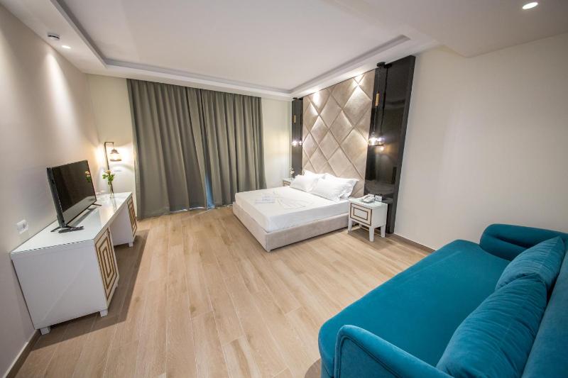 Deluxe Triple Room with Balcony and Side Sea View image 4