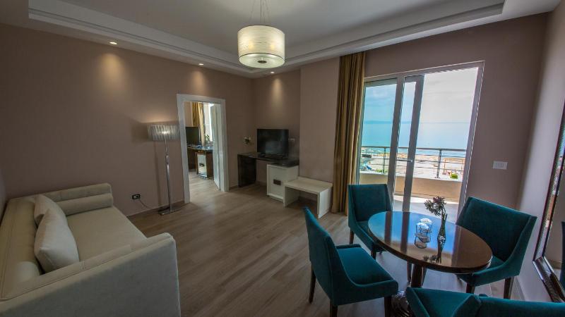 Deluxe Suite with Balcony and Sea View image 1
