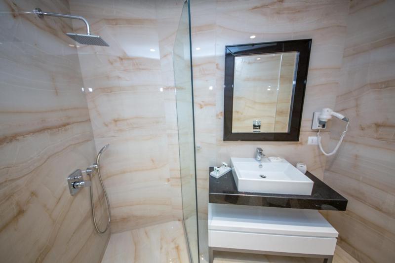 Deluxe Suite with Balcony and Sea View image 3