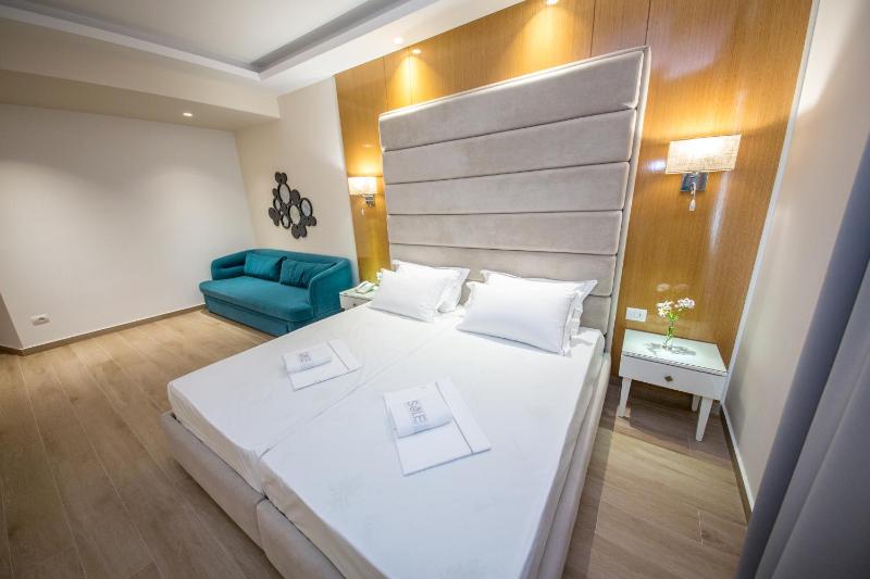 Deluxe Triple Room with Balcony - Ground Floor image 4