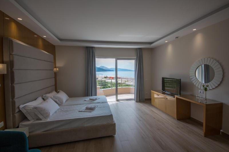 Deluxe Triple Room with Balcony and Side Sea View image 1