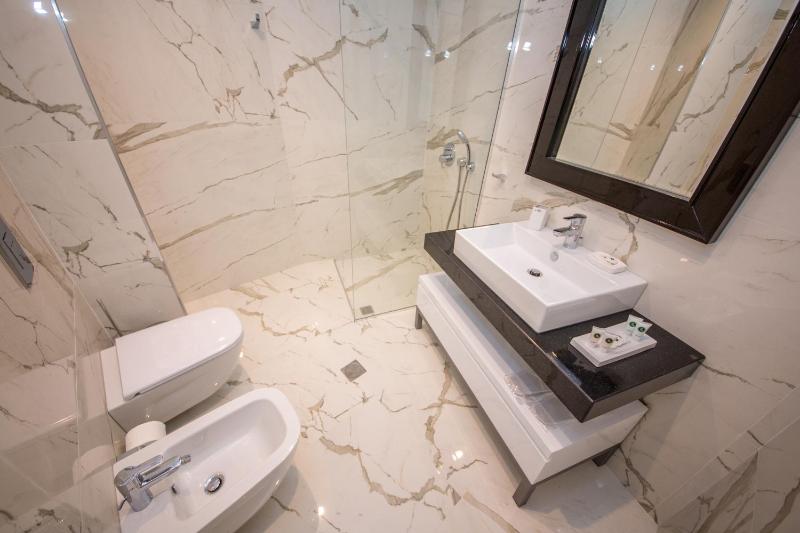 Deluxe Family Suite with Balcony and Side Sea View image 2