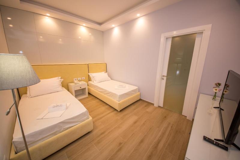 Deluxe Family Suite with Balcony and Side Sea View image 4