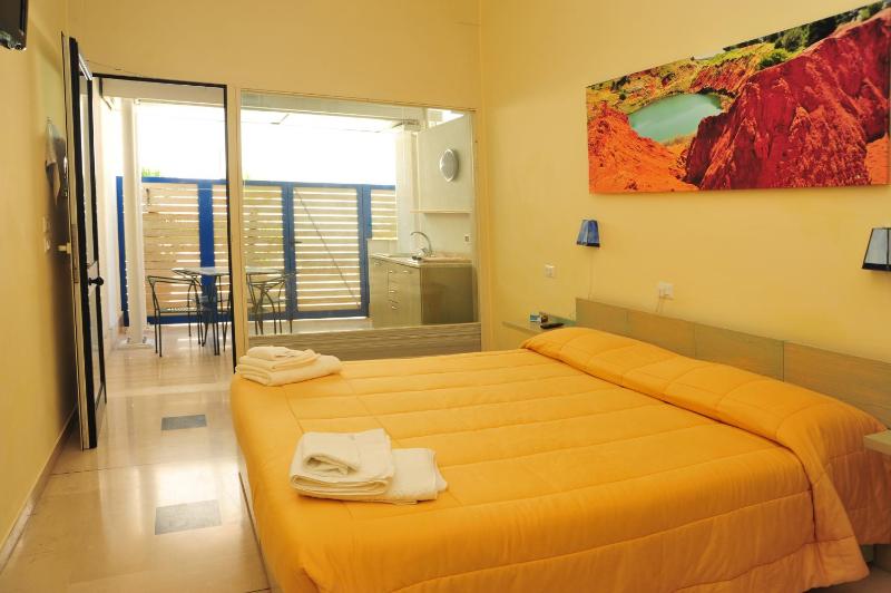 Triple Room with Kitchenette image 4