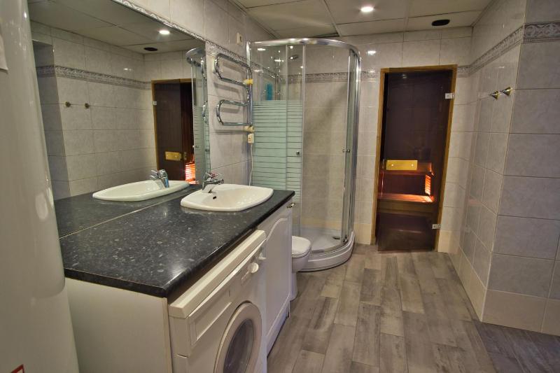 Dream Stay - Old Town Church View Apartment with Sauna - image 9