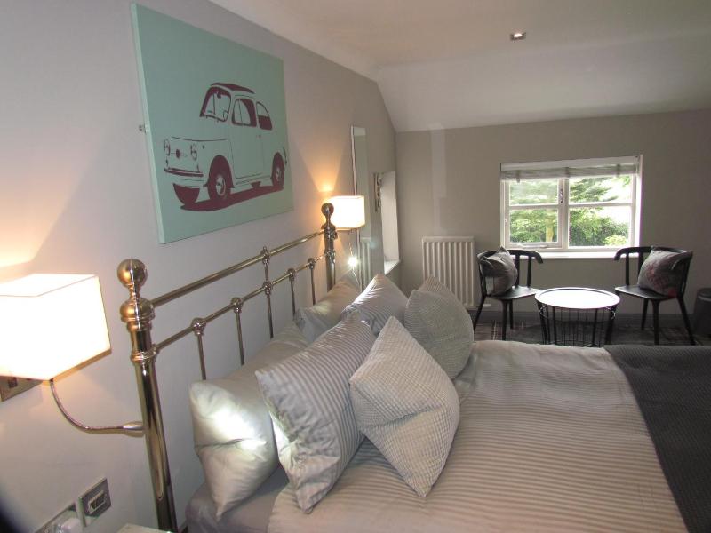 Family Room with Garden View image 4
