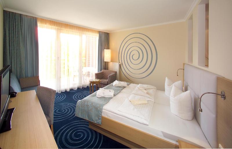 Superior Double Room with Lake View image 3
