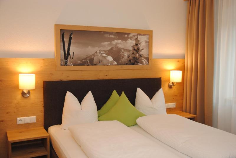 Double Room with Balcony image 2