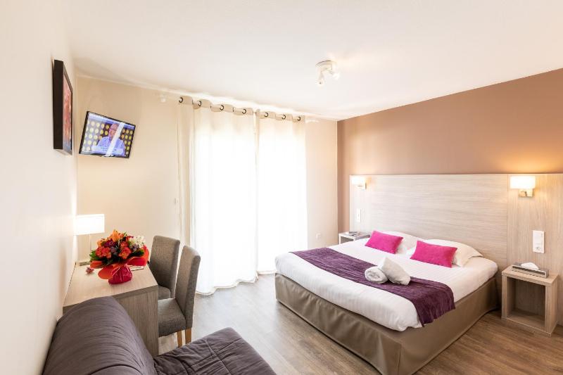 Double Room with Terrace with Pool View image 1